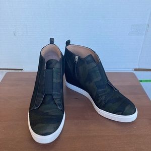 Linea Paola Camouflage Wedge Sneaker Women Size 8.5.